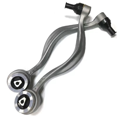 Rolls-Royce Phantom swings his arm. 31120409267